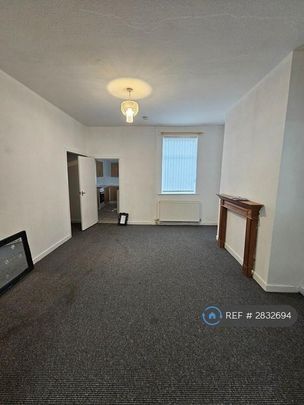 4 bedroom end of terrace house to rent - Photo 1