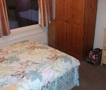 Next to Hull University, Spacious 4 Bed semi-detached student property - Photo 6