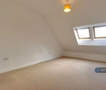 4 bedroom semi-detached house to rent - Photo 4