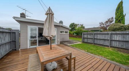 Central Paraparaumu Living Just Minutes from the Beach - Photo 4