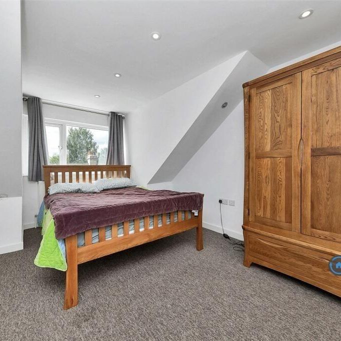 9 bedroom end of terrace house to rent - Photo 1