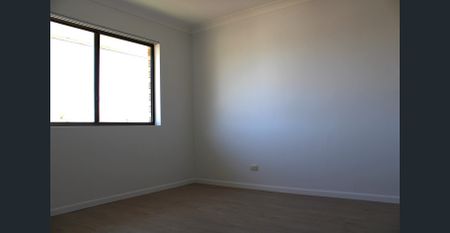 Freshly Painted, Spacious Two-Bedroom Unit in the Heart of Ashgrove - Photo 2