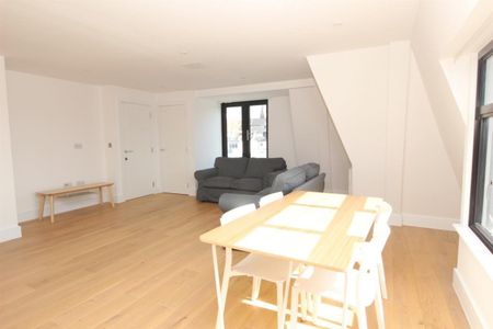 Russell Mews - Photo 2