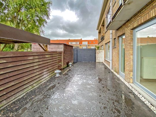 Gelijkvloersappartement met 2 slaapkamers (71 m²) met ruim terras (40 m²) en parkeerplaats te Nieuwpoort. - Foto 1