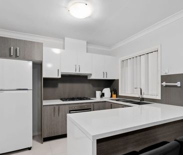 Spacious 3-Bedroom Townhouse in a Prime Location - Photo 5