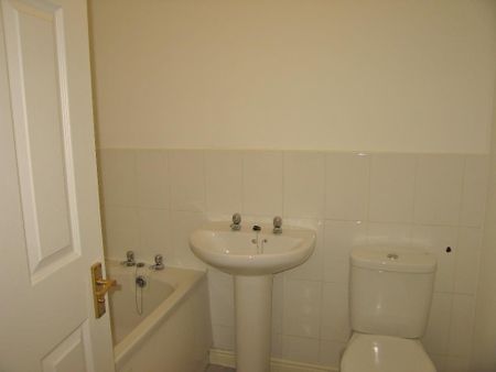 3 Bedroom Terraced House To Rent - Photo 2