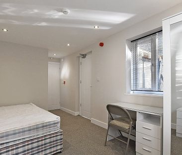 Stylish 4-Bed Ensuite Student House on Vibrant Ecclesall Road - Photo 6