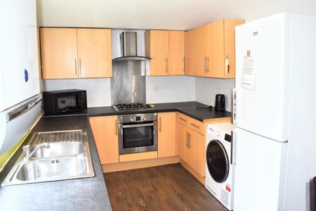 6 bedroom terraced house to rent - Photo 4