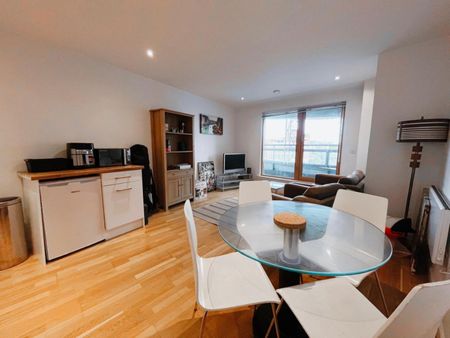 2 bedroom Flat To Let - Photo 4