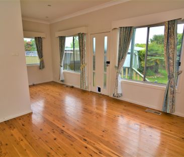 FAMILY HOME WITH GREAT GARAGING - Photo 3