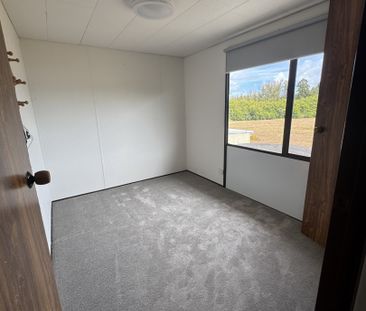 Spacious 7-Bedroom 2-Bathroom Home in Kumeu - Photo 6