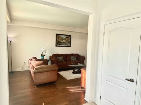 For Lease - 33 Carratuck Street, East Gwillimbury, Ontario - Photo 4