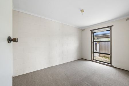 2 BEDROOM FLAT IN QUIET COMPLEX CLOSE TO SCHOOLS AND SHOPPING CENTRE - Photo 4