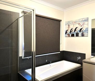 Effortless Style and Everyday Convenience in Cranbourne East!! - Photo 4