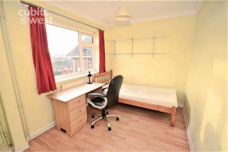 4 bedroom semi-detached house to rent - Photo 4