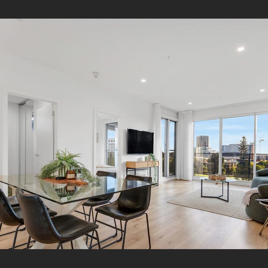 Apartment living in the best square of Adelaide! - Photo 1