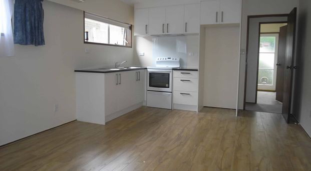 3 bedroom unit with 1 bathroom - Photo 1