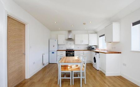 Well presented two bed apartment in a quaint cul de sac with courtyard and parking. Offered unfurnished and available now! - Photo 3