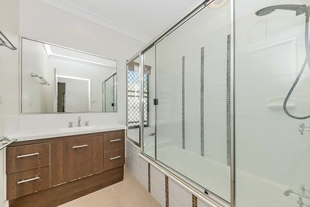 Immaculate 4-Bedroom Residence with Pool in Bohle Plains! - Photo 5