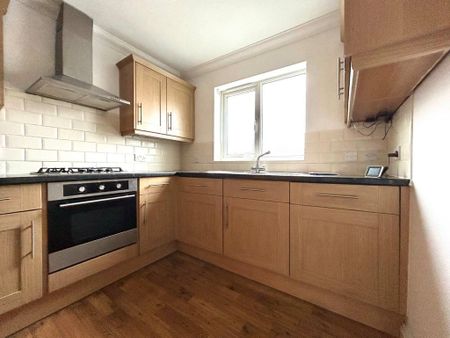 3 bedroom semi-detached house to rent - Photo 2