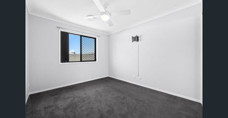 Family Home with Ducted Air-conditioning & Solar Electricity - Photo 3