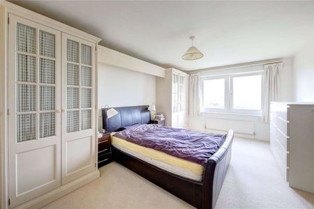 A spacious two double bedroom apartment with a large reception and fantastic views over the All England Tennis Club and the City. - Photo 2