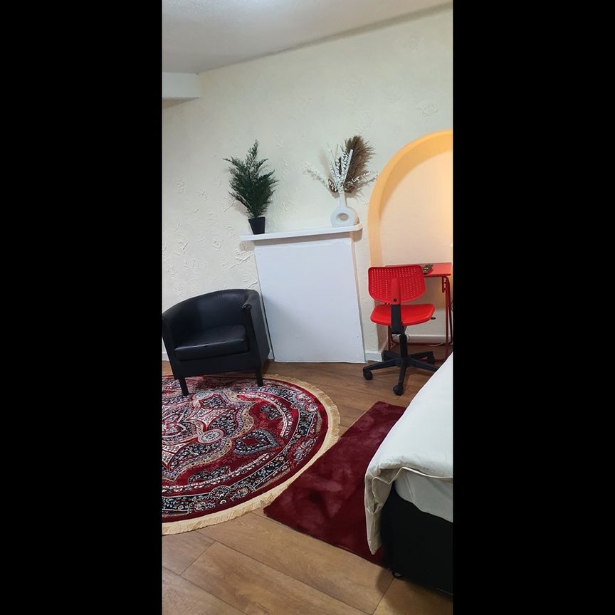 Room in a Shared House, Alfreton Road, NG7 - Photo 1