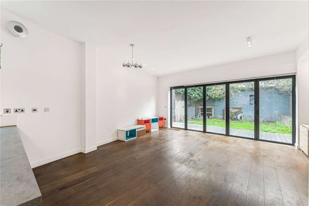 Three bedroom property in an exclusive gated development of five contemporary houses. - Photo 2