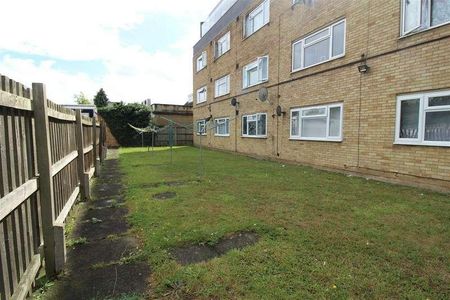 Byron Court, Flamstead End Road, Cheshunt, EN8 - Photo 4