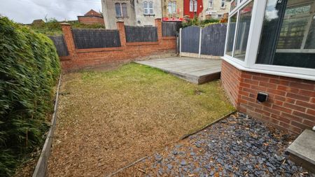 3 bed Semi-Detached - To Let - Photo 4