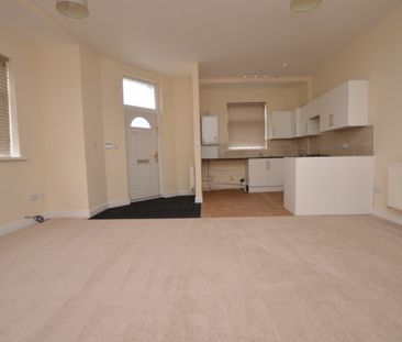 2 Bedroom Ground Floor Flat - Photo 2