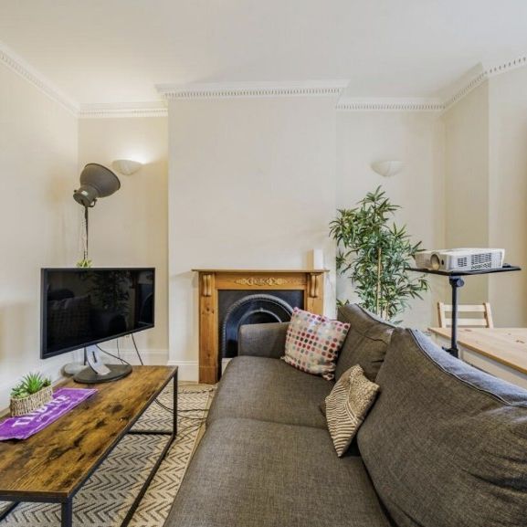 2 Bed Flat, Harbut Road, SW11 - Photo 1