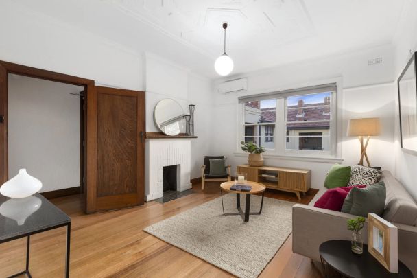 RENOVATED ART DECO APARTMENT - Photo 1