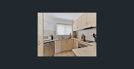 Immaculate unit & ideal location! - Photo 3