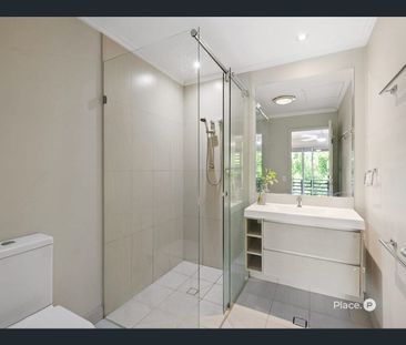 Stylish Townhome in Resort-Style Complex – Short-Term Lease to 10 D... - Photo 6