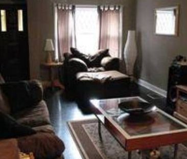 Cozy 3 bedroom bungalow, in the Ottawa Street shopping district - Photo 3