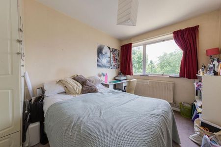 Located close to a station this 2 bed offer fantastic views of East london. - Photo 4