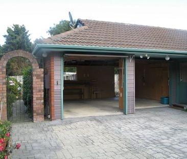 Lovely private 3 bdrm, Dbl Garage Home, L/Hutt - Photo 5