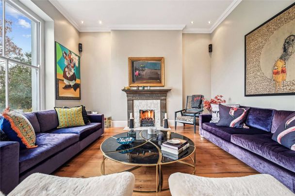 A fabulous six-bedroom family home in an exclusive gated enclave moments from the Thames - Photo 1