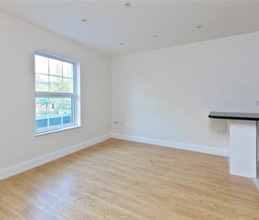 68a High Street, Esher, Surrey, KT10 flat to rent - Photo 5