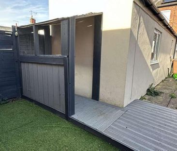 Spacious Bedroom House, LN1 - Photo 2