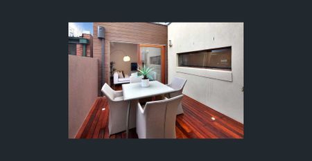 TWO BEDROOM HOME IN UNBEATABLE RICHMOND HILL LOCATION! - Photo 4