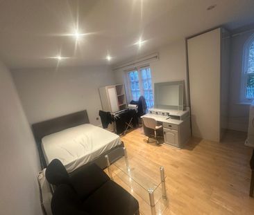 Two rooms in a shared family flat close to Loughton station- £750 pcm - Photo 4