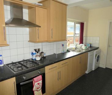 4 bedroom terraced house to rent - Photo 6