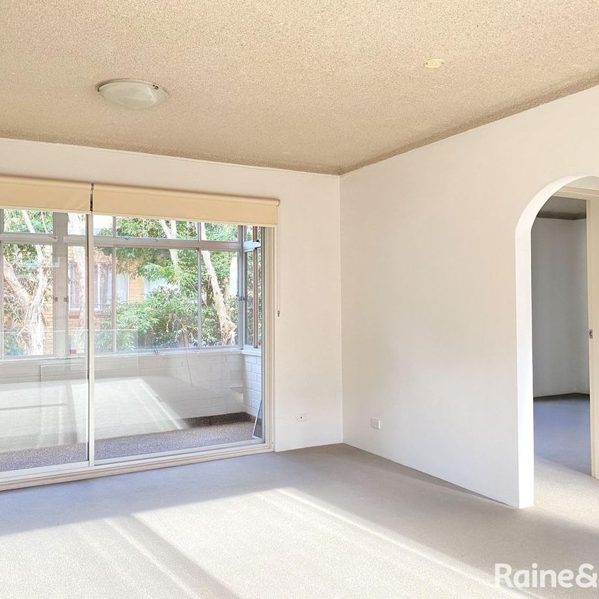 Furnished Two Bedroom Apartment in a quiet street - moments to UNSW, NIDA and Anzac Parade Amenities - Photo 1