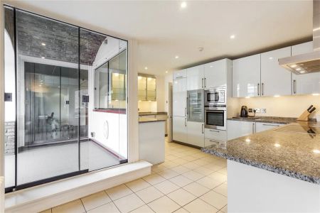 3 bedroom flat in East Smithfield - Photo 5