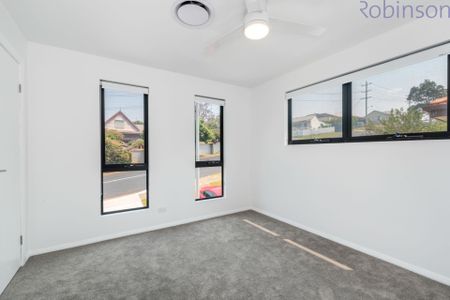 Four bedroom, two bathroom home with ducted A/C - Photo 5