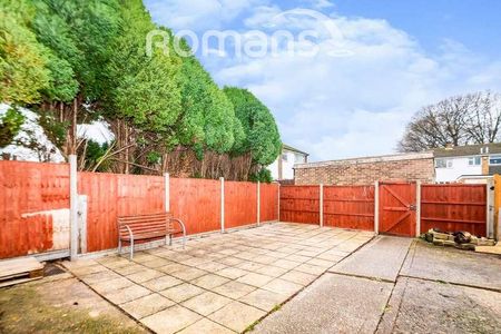 Fernhill Road, Farnborough, GU14 - Photo 5