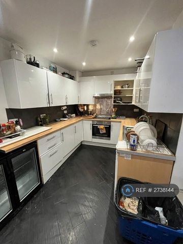 1 bedroom in a house share to rent - Photo 4