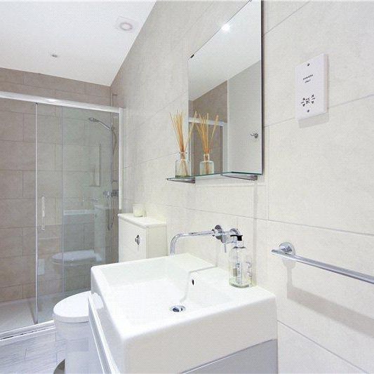 2 bedroom flat in Chiswick - Photo 1